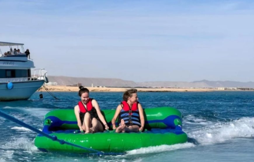 Сурер Эль-Гуна на яахте ( Египетская Венеция )