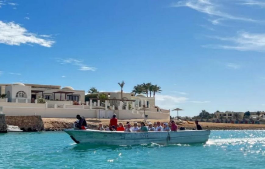 Сурер Эль-Гуна на яахте ( Египетская Венеция )