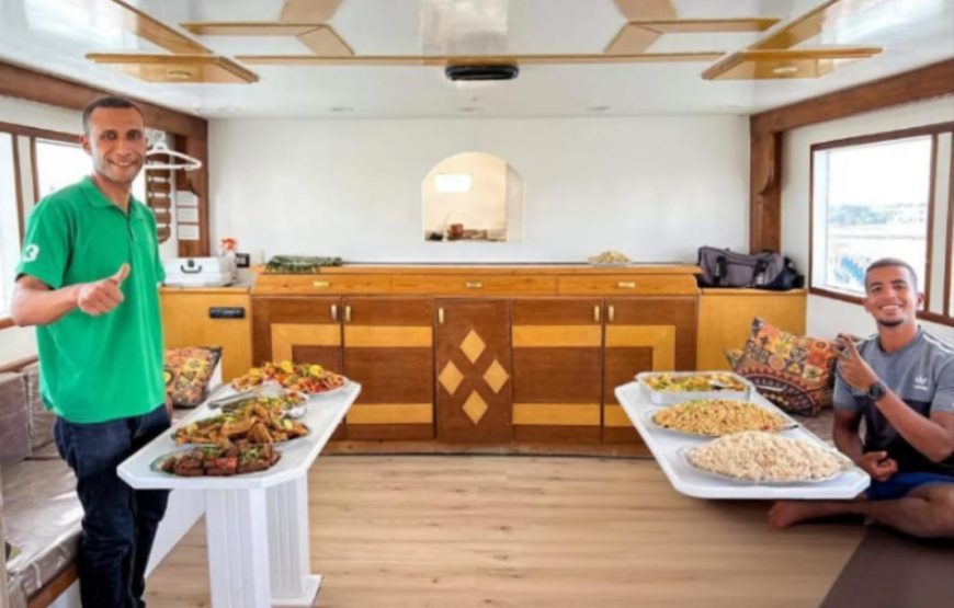 Сурер Эль-Гуна на яахте ( Египетская Венеция )