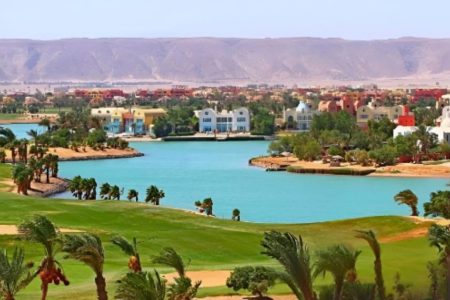 Сурер Эль-Гуна на яахте ( Египетская Венеция )