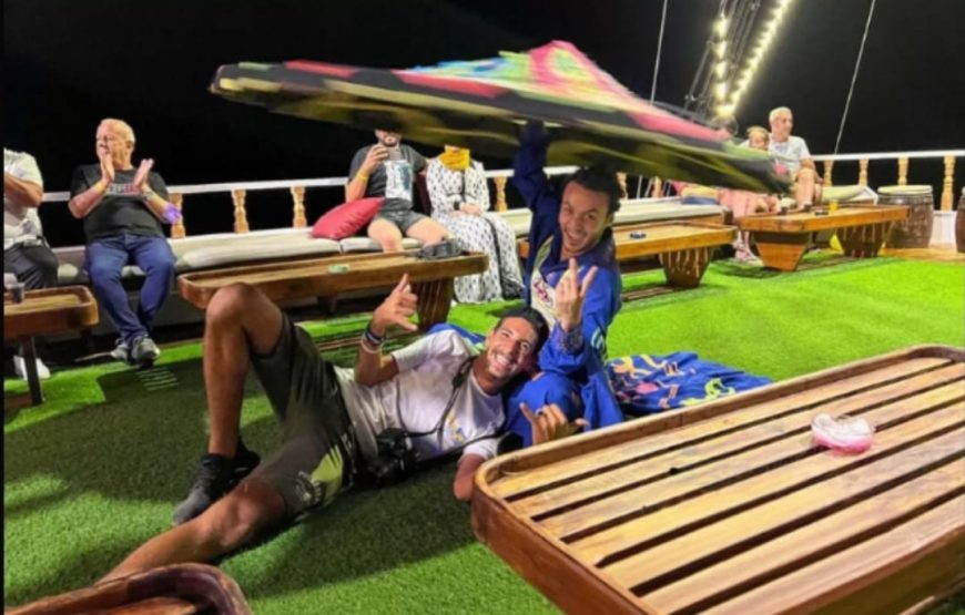 Вечернй ужин с шоу на корабле в море