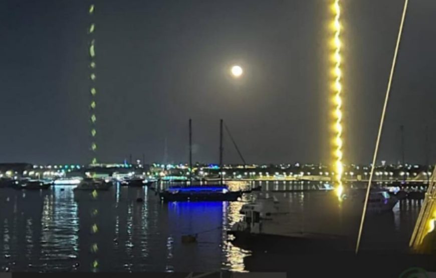 Вечернй ужин с шоу на корабле в море