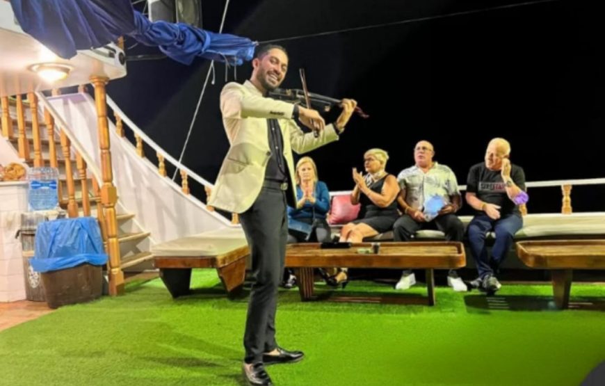 Вечернй ужин с шоу на корабле в море