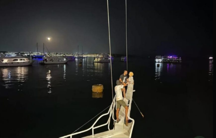 Вечернй ужин с шоу на корабле в море