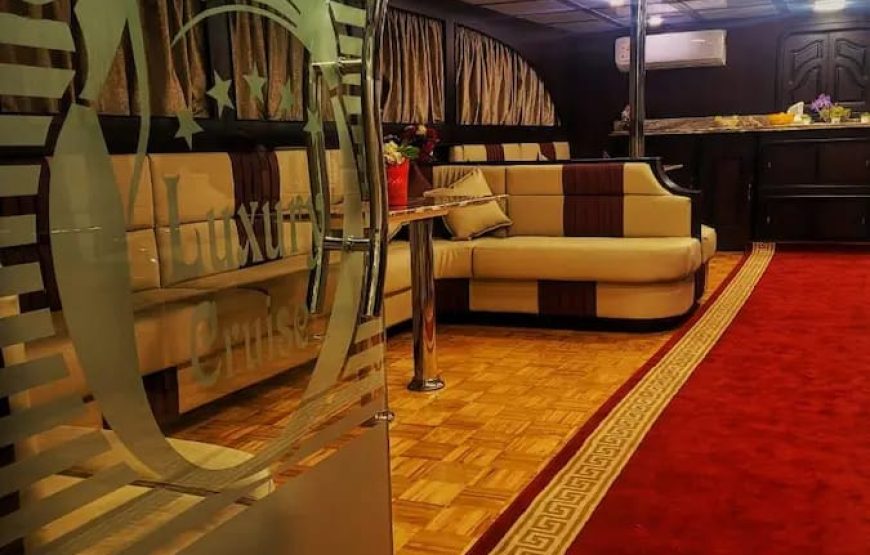 Вечернй ужин с шоу на корабле в море