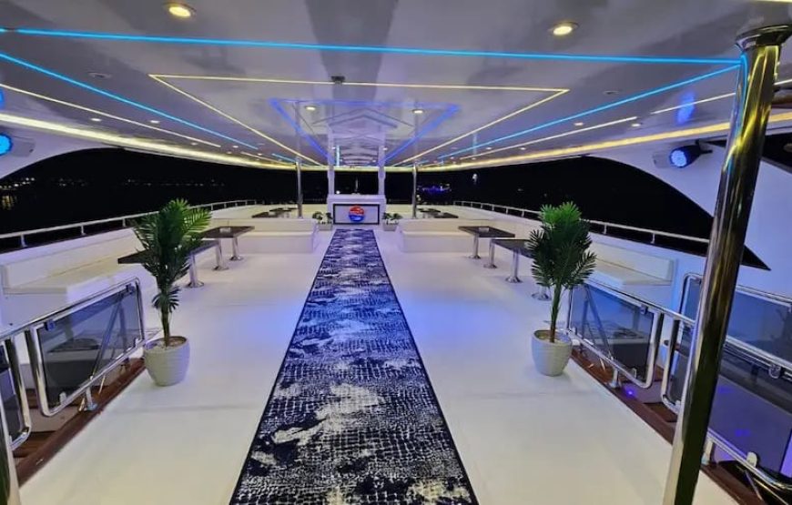 Вечернй ужин с шоу на корабле в море