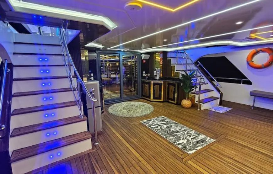 Вечернй ужин с шоу на корабле в море