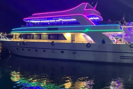 Вечернй ужин с шоу на корабле в море